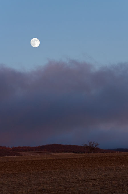 Pleine Lune au dessus des nuages Photo de la pleine Lune et de nuages