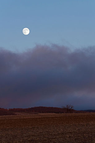 Pleine lune au dessus des nuages Photo de la pleine lune et de nuages